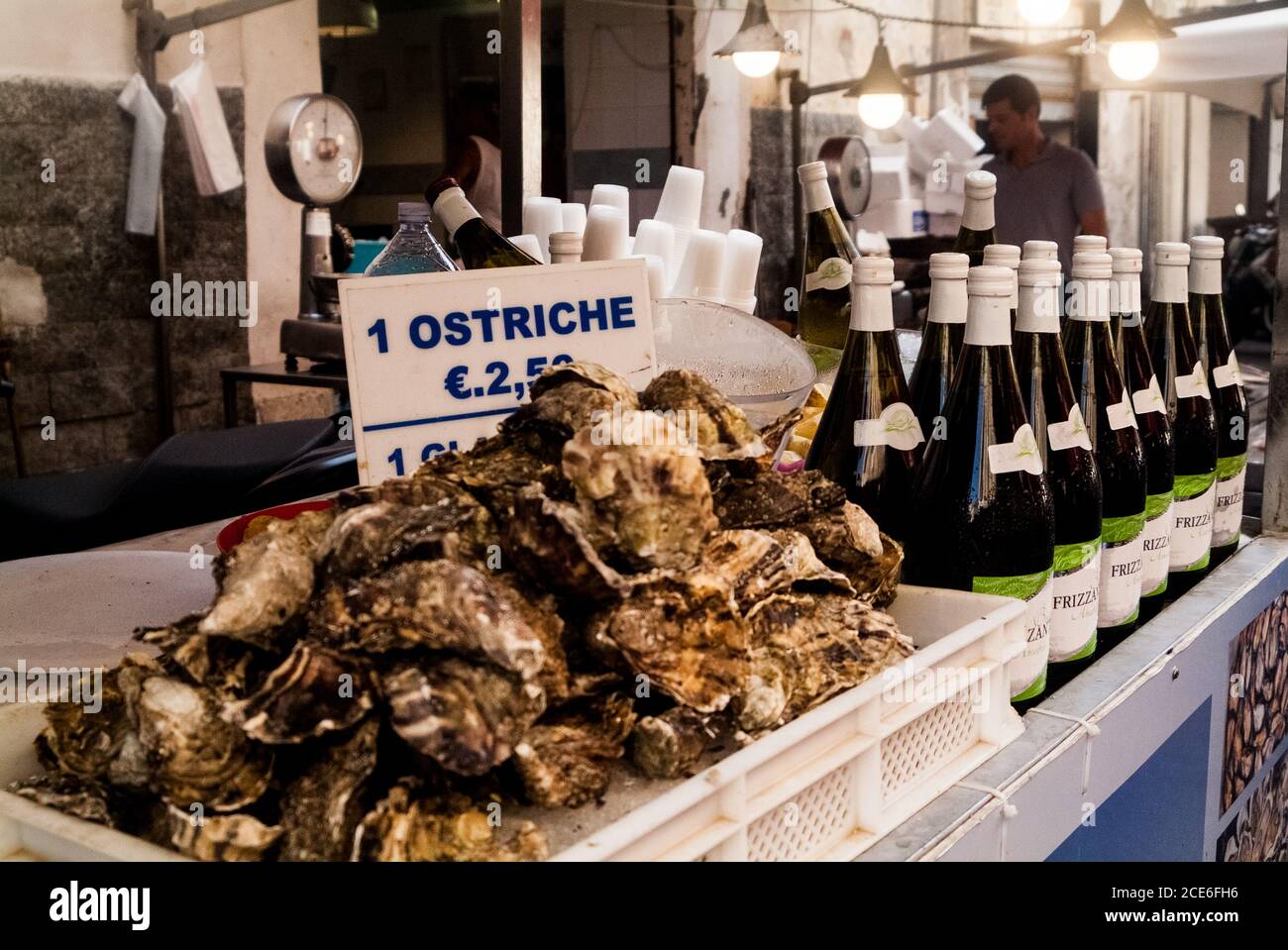 Huîtres au marché du poisson.Ortigia zone urbaine. Syracuse Siracusa, Sicile Italie, saison d'été Banque D'Images