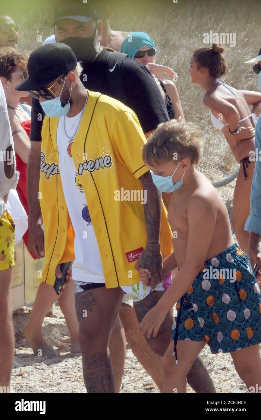 Formentera, Espagne. 30 août 2020. Neymar se détend sur le bateau avec un groupe d'amis, mais c'est quand il descend à la plage qu'il se transforme en un père protecteur embrassant son fils Lucca Davi au moment de l'assaut des fans. Crédit : Agence photo indépendante/Alamy Live News Banque D'Images