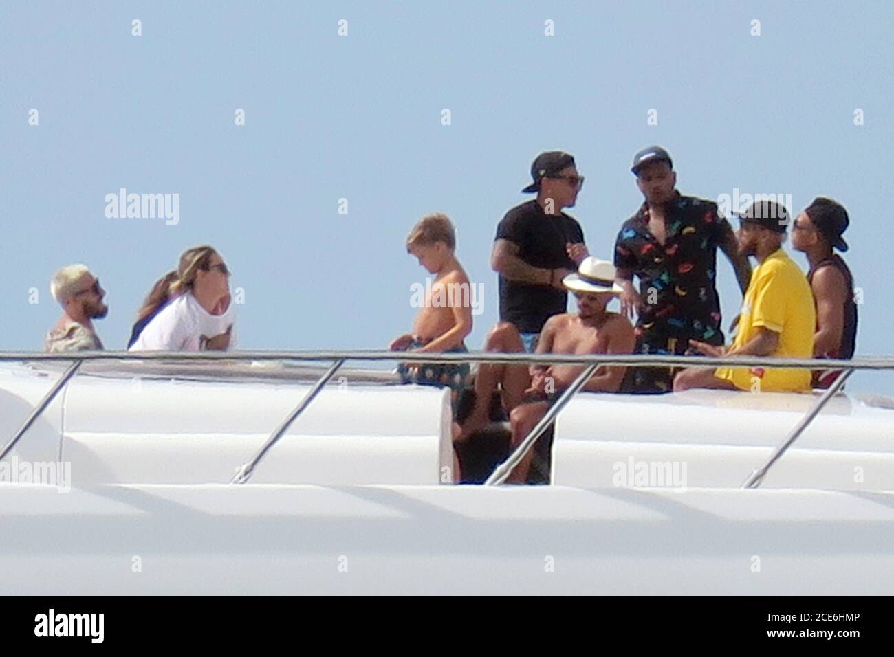 Formentera, Espagne. 30 août 2020. Neymar se détend sur le bateau avec un groupe d'amis, mais c'est quand il descend à la plage qu'il se transforme en un père protecteur embrassant son fils Lucca Davi au moment de l'assaut des fans. Crédit : Agence photo indépendante/Alamy Live News Banque D'Images