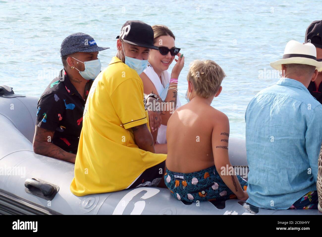 Formentera, Espagne. 30 août 2020. Neymar se détend sur le bateau avec un groupe d'amis, mais c'est quand il descend à la plage qu'il se transforme en un père protecteur embrassant son fils Lucca Davi au moment de l'assaut des fans. Crédit : Agence photo indépendante/Alamy Live News Banque D'Images