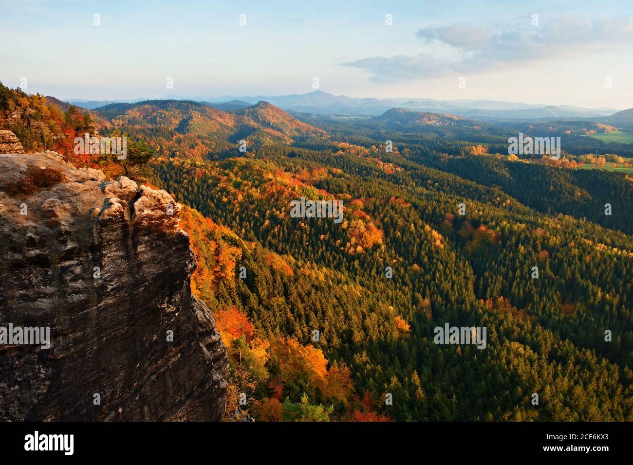 Coucher de soleil en automne dans les rochers. Vue sur les rochers de grès pour tomber vallée colorée de la Suisse de Bohême. Banque D'Images