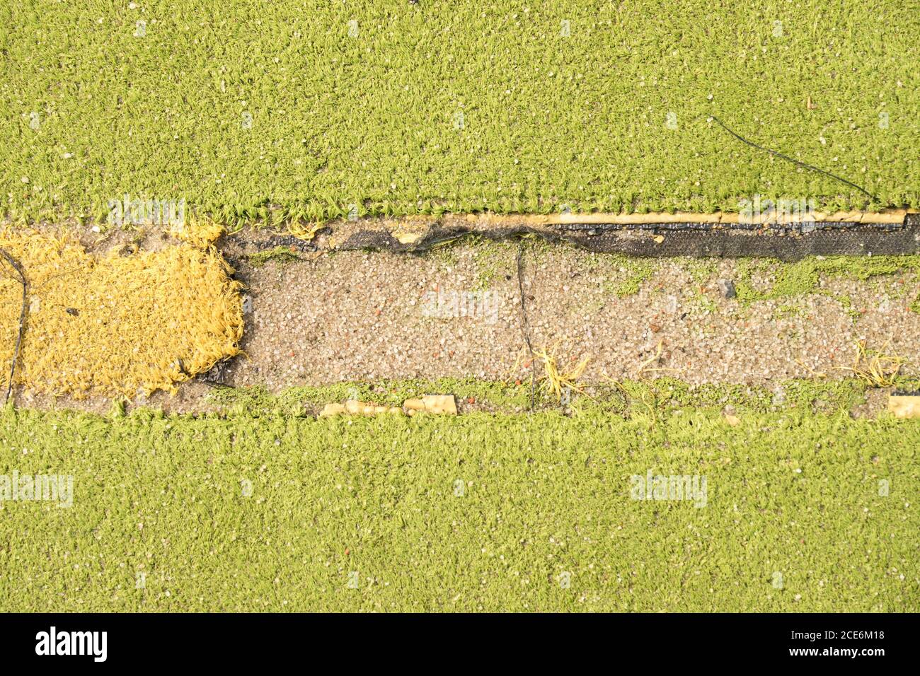 Défauts dans le terrain de jeu. Lignes endommagées sur le terrain de handball extérieur. Banque D'Images