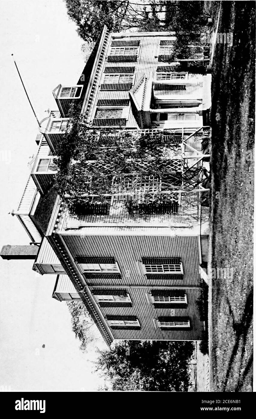 . Maisons historiques de la Nouvelle-Angleterre. Pichet à eam, une carafe, douze cuillères en argent et une bouilloire en laiton. Manyof ces articles sont encore à voir dans la vieille maison. Sally Saltonstall épousa son voisin, Isaac R.Howe, qui était dit être descendu de l'ancienne stpck, avec la beauté de la conduite qui était, hélas, même un peu démodée. Au fil des années, Haverhill devient plus épaissis, et le domaine a augmenté si précieux qu'il était nécessaire de déplacer la maison. Ce n'était pas chose facile en ces jours-là, et afin que cela puisse être accompli plus commodément, la structure a été sciée au tw Banque D'Images