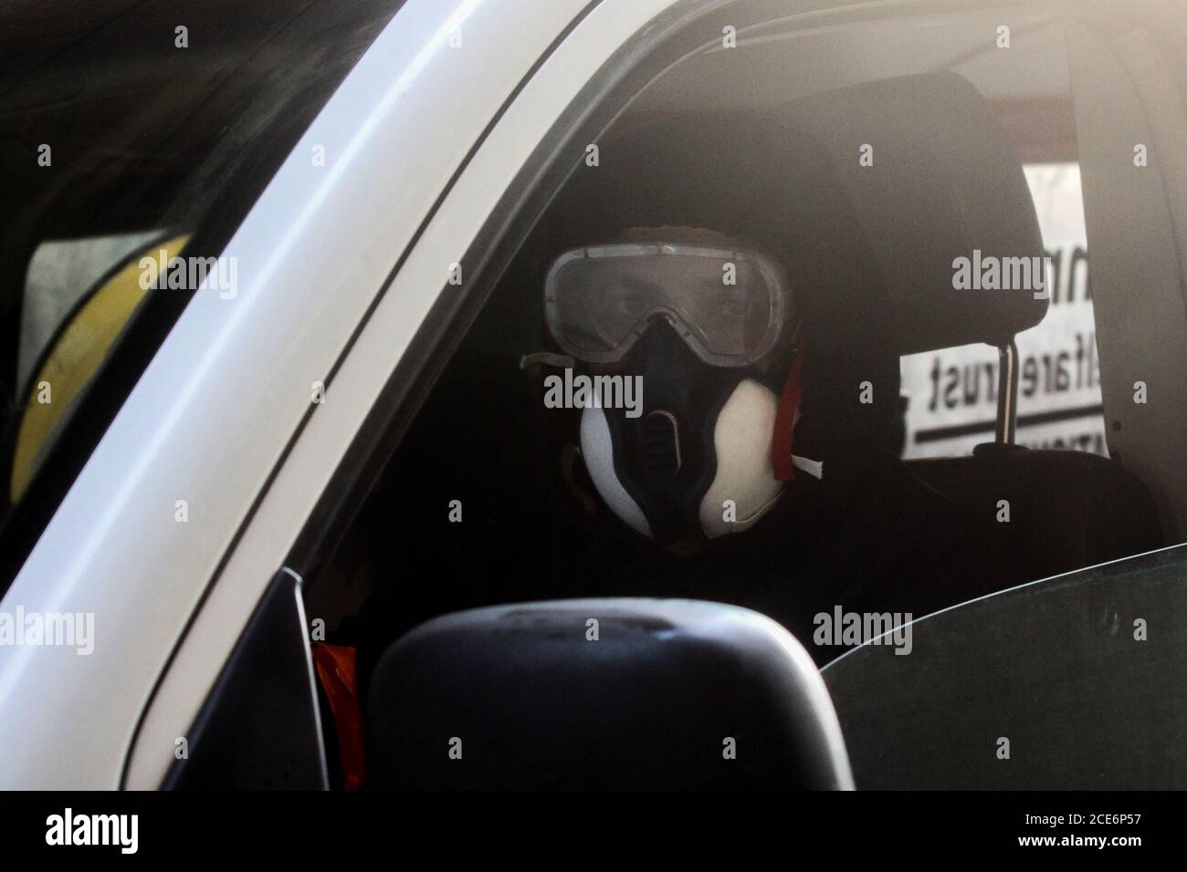 29 août 2020 : Gaza, Palestine. 30 août 2020. Les équipes palestiniennes de défense civile livrent de l'eau potable aux foyers des résidents du camp de réfugiés de Jabalia infectés par le coronavirus, car ils restent en quarantaine et ne peuvent pas récupérer de l'eau potable. Depuis que les premiers cas de coronavirus ont été détectés dans la communauté de Gaza au début de la semaine dernière, le nombre de personnes infectées a régulièrement augmenté à plus de 180 dans l'enclave palestinienne assiégée et densément peuplée. La crise aigue de l'eau dans la bande, où plus de 95 pour cent de l'eau douce ne convient pas à la consommation humaine, met en évidence le déjà grave Banque D'Images