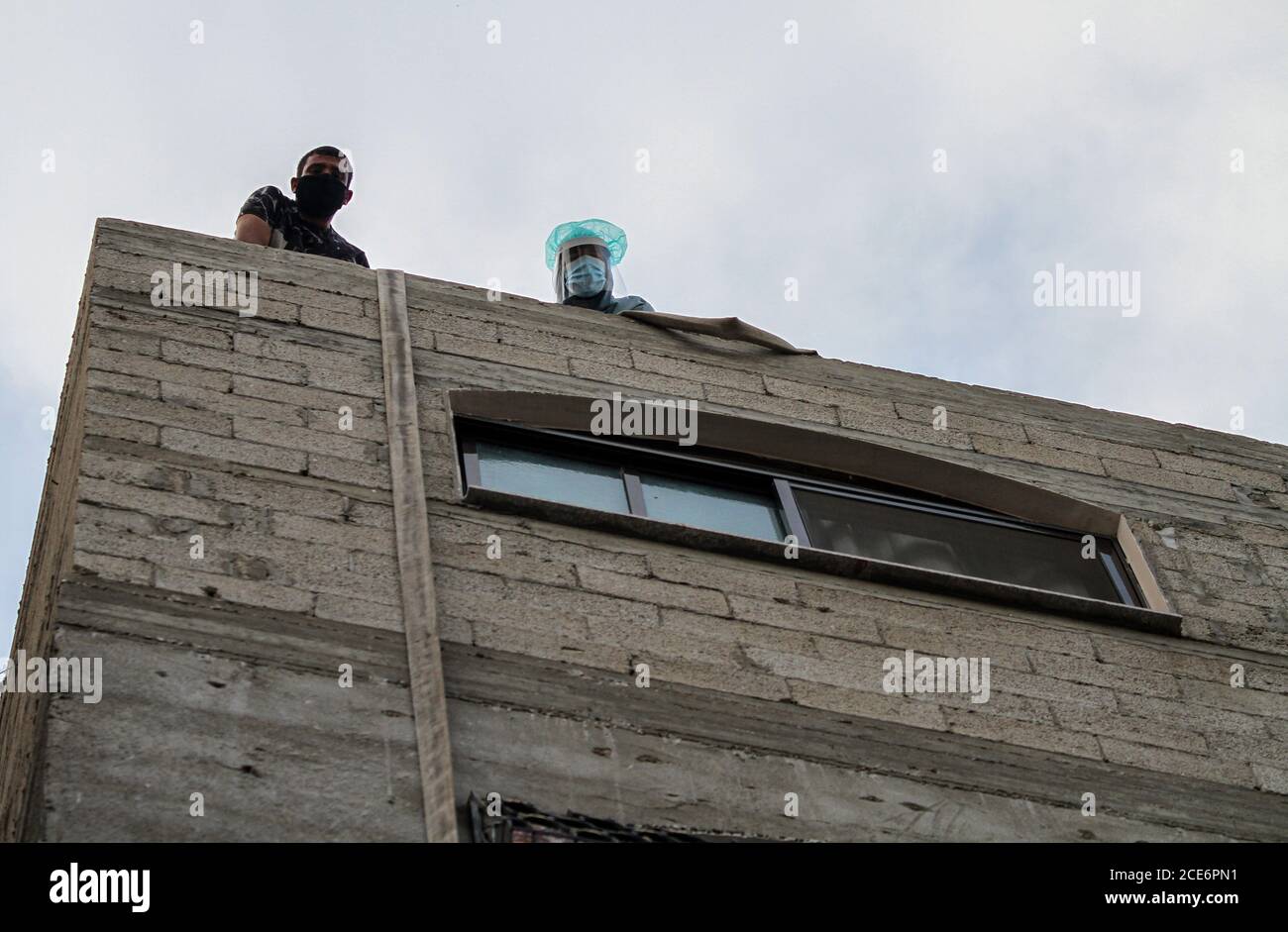 29 août 2020 : Gaza, Palestine. 30 août 2020. Les équipes palestiniennes de défense civile livrent de l'eau potable aux foyers des résidents du camp de réfugiés de Jabalia infectés par le coronavirus, car ils restent en quarantaine et ne peuvent pas récupérer de l'eau potable. Depuis que les premiers cas de coronavirus ont été détectés dans la communauté de Gaza au début de la semaine dernière, le nombre de personnes infectées a régulièrement augmenté à plus de 180 dans l'enclave palestinienne assiégée et densément peuplée. La crise aigue de l'eau dans la bande, où plus de 95 pour cent de l'eau douce ne convient pas à la consommation humaine, met en évidence le déjà grave Banque D'Images