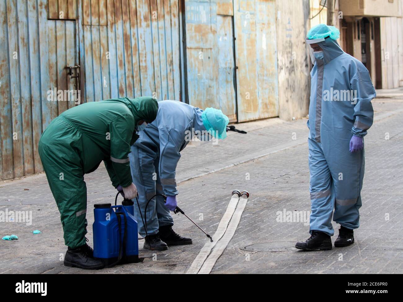 29 août 2020 : Gaza, Palestine. 30 août 2020. Les équipes palestiniennes de défense civile livrent de l'eau potable aux foyers des résidents du camp de réfugiés de Jabalia infectés par le coronavirus, car ils restent en quarantaine et ne peuvent pas récupérer de l'eau potable. Depuis que les premiers cas de coronavirus ont été détectés dans la communauté de Gaza au début de la semaine dernière, le nombre de personnes infectées a régulièrement augmenté à plus de 180 dans l'enclave palestinienne assiégée et densément peuplée. La crise aigue de l'eau dans la bande, où plus de 95 pour cent de l'eau douce ne convient pas à la consommation humaine, met en évidence le déjà grave Banque D'Images