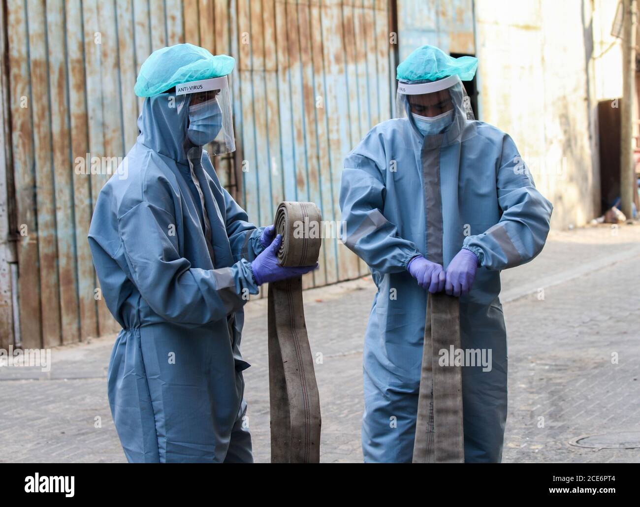 29 août 2020 : Gaza, Palestine. 30 août 2020. Les équipes palestiniennes de défense civile livrent de l'eau potable aux foyers des résidents du camp de réfugiés de Jabalia infectés par le coronavirus, car ils restent en quarantaine et ne peuvent pas récupérer de l'eau potable. Depuis que les premiers cas de coronavirus ont été détectés dans la communauté de Gaza au début de la semaine dernière, le nombre de personnes infectées a régulièrement augmenté à plus de 180 dans l'enclave palestinienne assiégée et densément peuplée. La crise aigue de l'eau dans la bande, où plus de 95 pour cent de l'eau douce ne convient pas à la consommation humaine, met en évidence le déjà grave Banque D'Images