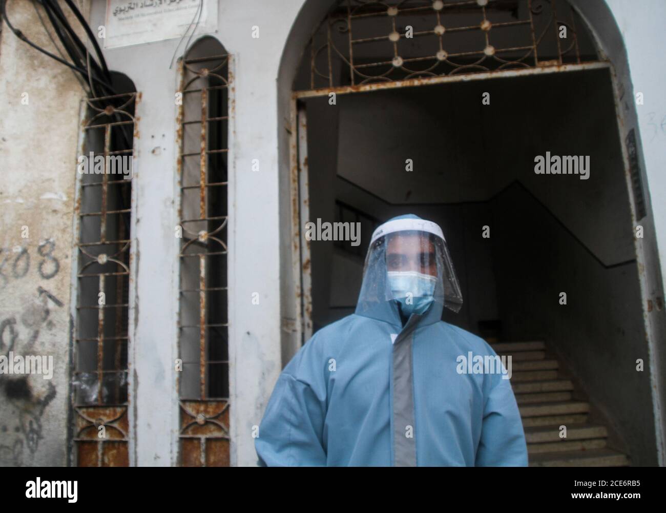 30 août 2020 : Gaza, Palestine. 30 août 2020. Les équipes palestiniennes de défense civile livrent de l'eau potable aux foyers des résidents du camp de réfugiés de Jabalia infectés par le coronavirus, car ils restent en quarantaine et ne peuvent pas récupérer de l'eau potable. Depuis que les premiers cas de coronavirus ont été détectés dans la communauté de Gaza au début de la semaine dernière, le nombre de personnes infectées a régulièrement augmenté à plus de 180 dans l'enclave palestinienne assiégée et densément peuplée. La crise aigue de l'eau dans la bande, où plus de 95 pour cent de l'eau douce ne convient pas à la consommation humaine, met en évidence le déjà grave Banque D'Images