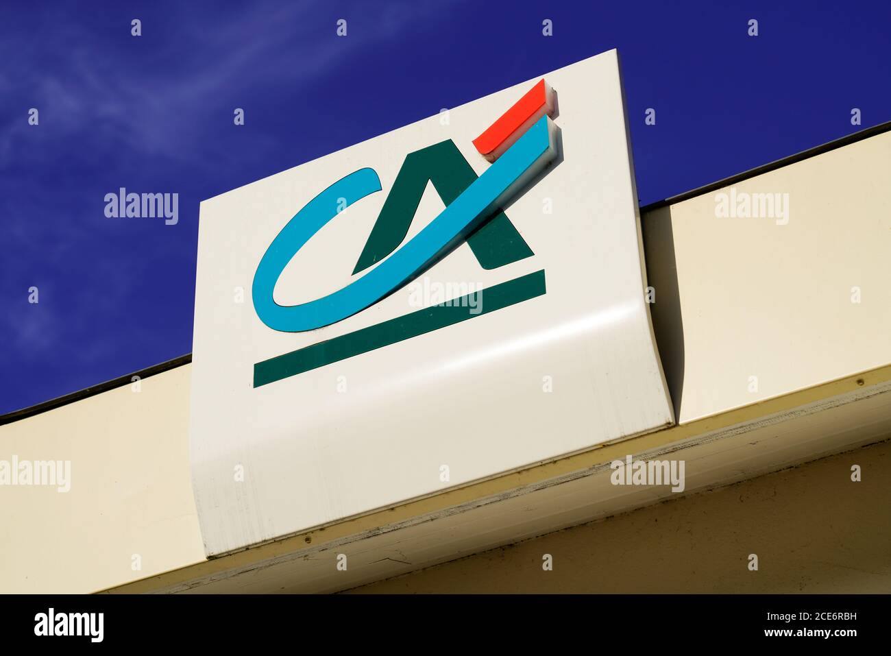 Bordeaux , Aquitaine / France - 08 25 2020 : ca crédit agricole signe et logo sur le bureau de banque français Banque D'Images