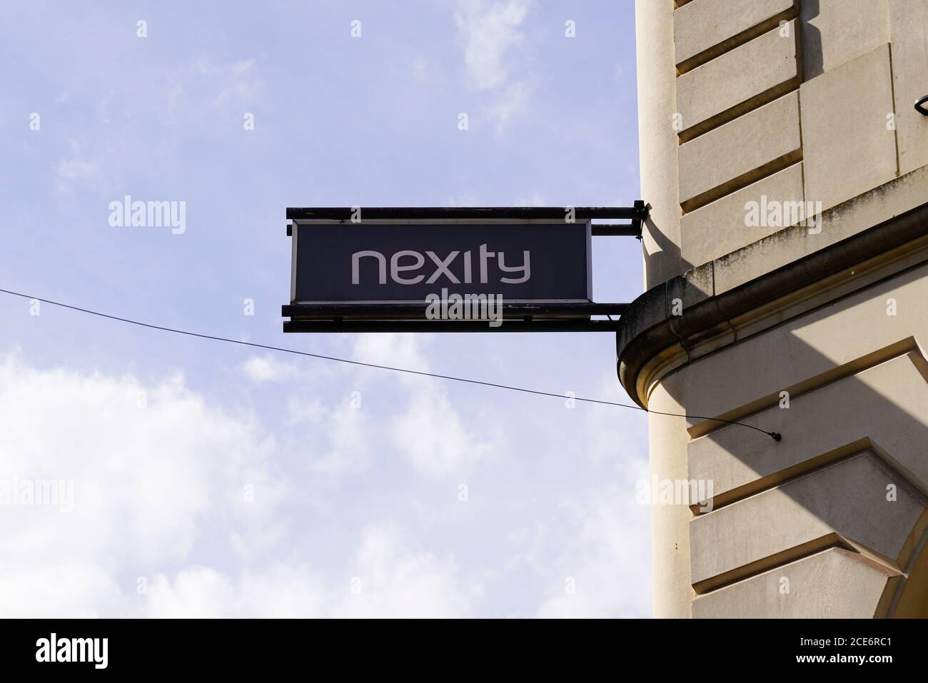 Bordeaux , Aquitaine / France - 08 25 2020 : logo Nexity et panneau de texte devant le bureau de l'agence immobilière française Banque D'Images