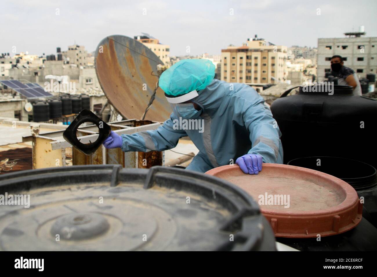 30 août 2020 : Gaza, Palestine. 30 août 2020. Les équipes palestiniennes de défense civile livrent de l'eau potable aux foyers des résidents du camp de réfugiés de Jabalia infectés par le coronavirus, car ils restent en quarantaine et ne peuvent pas récupérer de l'eau potable. Depuis que les premiers cas de coronavirus ont été détectés dans la communauté de Gaza au début de la semaine dernière, le nombre de personnes infectées a régulièrement augmenté à plus de 180 dans l'enclave palestinienne assiégée et densément peuplée. La crise aigue de l'eau dans la bande, où plus de 95 pour cent de l'eau douce ne convient pas à la consommation humaine, met en évidence le déjà grave Banque D'Images