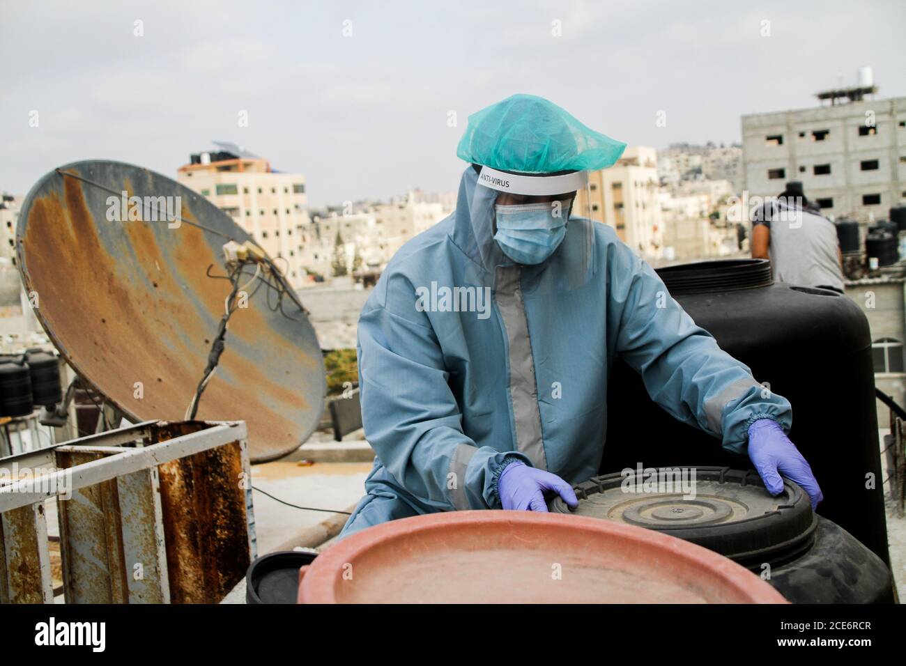 30 août 2020 : Gaza, Palestine. 30 août 2020. Les équipes palestiniennes de défense civile livrent de l'eau potable aux foyers des résidents du camp de réfugiés de Jabalia infectés par le coronavirus, car ils restent en quarantaine et ne peuvent pas récupérer de l'eau potable. Depuis que les premiers cas de coronavirus ont été détectés dans la communauté de Gaza au début de la semaine dernière, le nombre de personnes infectées a régulièrement augmenté à plus de 180 dans l'enclave palestinienne assiégée et densément peuplée. La crise aigue de l'eau dans la bande, où plus de 95 pour cent de l'eau douce ne convient pas à la consommation humaine, met en évidence le déjà grave Banque D'Images