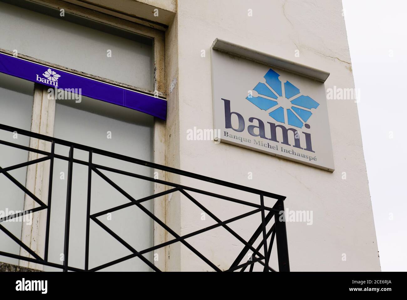 Biarritz , Aquitaine / France - 08 25 2020 : logo Bami et texte panneau avant du bâtiment rue bureau agence banque française magasin Banque D'Images