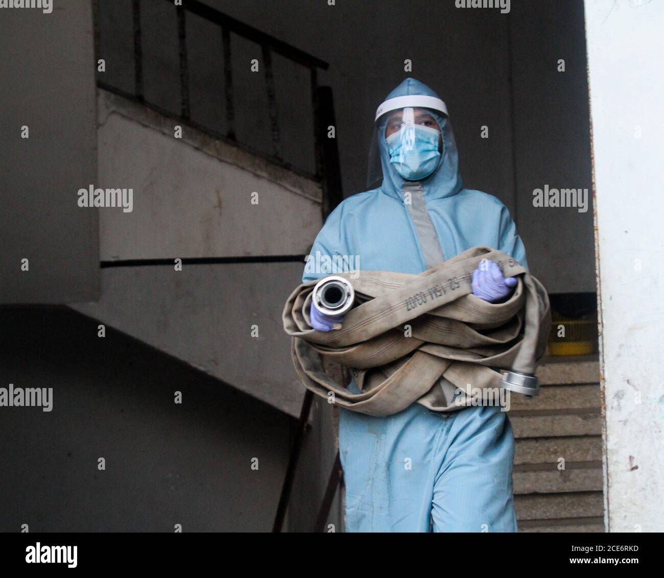 29 août 2020 : Gaza, Palestine. 30 août 2020. Les équipes palestiniennes de défense civile livrent de l'eau potable aux foyers des résidents du camp de réfugiés de Jabalia infectés par le coronavirus, car ils restent en quarantaine et ne peuvent pas récupérer de l'eau potable. Depuis que les premiers cas de coronavirus ont été détectés dans la communauté de Gaza au début de la semaine dernière, le nombre de personnes infectées a régulièrement augmenté à plus de 180 dans l'enclave palestinienne assiégée et densément peuplée. La crise aigue de l'eau dans la bande, où plus de 95 pour cent de l'eau douce ne convient pas à la consommation humaine, met en évidence le déjà grave Banque D'Images