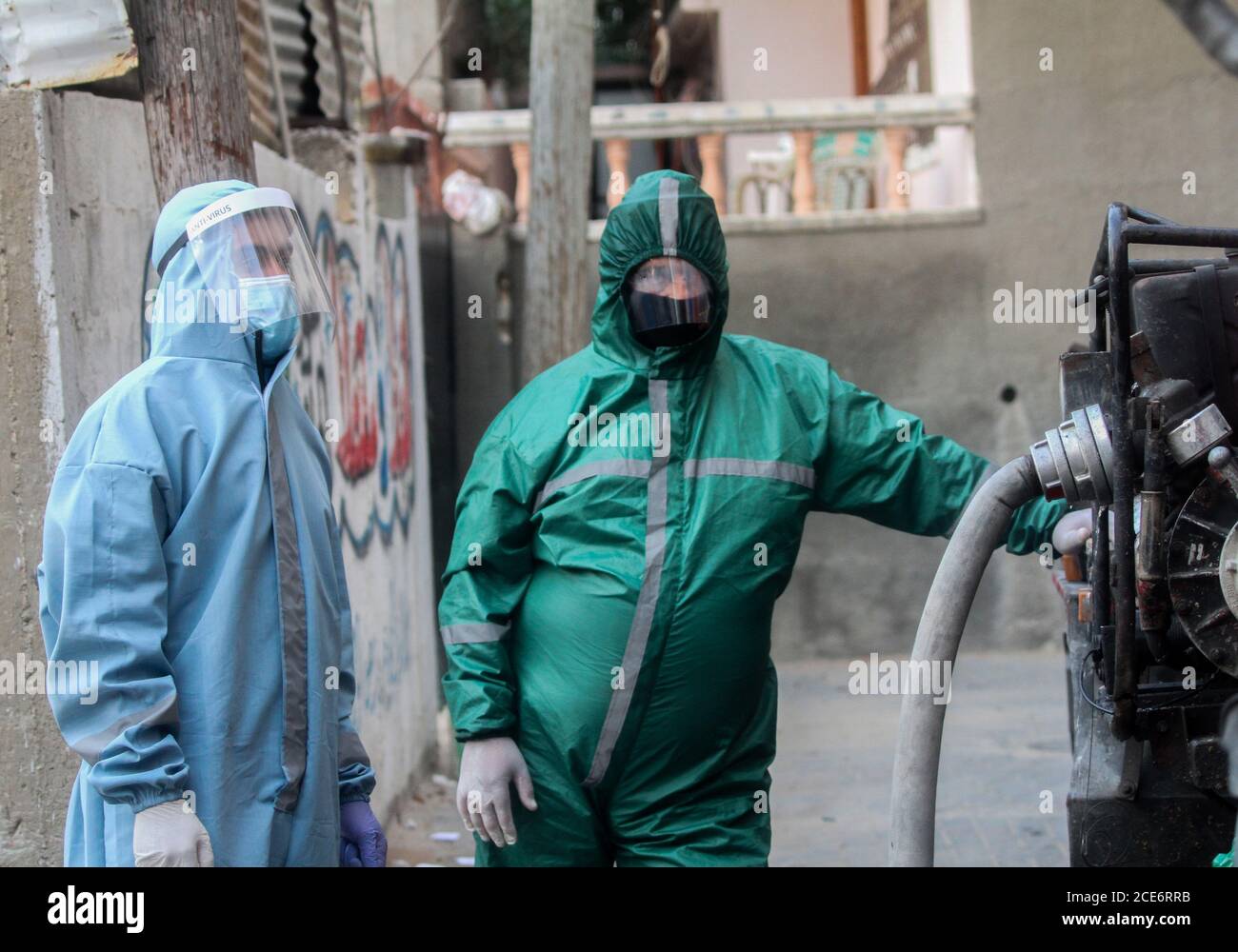 29 août 2020 : Gaza, Palestine. 30 août 2020. Les équipes palestiniennes de défense civile livrent de l'eau potable aux foyers des résidents du camp de réfugiés de Jabalia infectés par le coronavirus, car ils restent en quarantaine et ne peuvent pas récupérer de l'eau potable. Depuis que les premiers cas de coronavirus ont été détectés dans la communauté de Gaza au début de la semaine dernière, le nombre de personnes infectées a régulièrement augmenté à plus de 180 dans l'enclave palestinienne assiégée et densément peuplée. La crise aigue de l'eau dans la bande, où plus de 95 pour cent de l'eau douce ne convient pas à la consommation humaine, met en évidence le déjà grave Banque D'Images