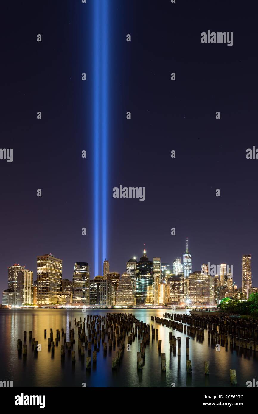 Hommage en lumière sur l'East River et les gratte-ciels de Lower Manhattan. Quartier financier, New York Banque D'Images