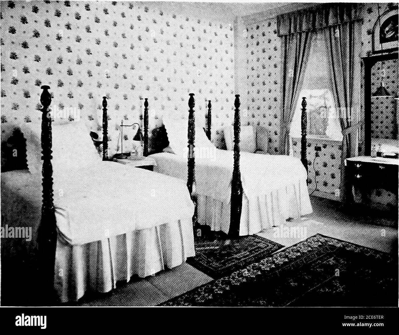 . Maisons historiques de la Nouvelle-Angleterre . r est une serrure en laiton aponderous de conception élaborée. Fewhres, même parmi les plus célèbres trouvés dans ce voisinage, peut se vanter d'un plus merveilleux mobilier et une telle richesse de vieux-temps mur-papier. Aucune chambre n'est identique. Beaucoup de lieux de feu sont particulièrement bien, comme Mclntyre a takenspecial douleurs pour donner de bons échantillons de son travail.le motif de cheminée tout à travers la maison semble-de manière étonnante courir à des paniers de fleurs. [47] LES MAISONS HISTORIQUES DE LA NOUVELLE-ANGLETERRE à l'époque de la prospérité commerciale, la famille Pea-body était parmi les plus importants des marchands de Salem. Sur la wa Banque D'Images