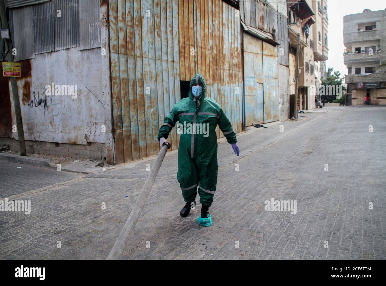 30 août 2020 : Gaza, Palestine. 30 août 2020. Les équipes palestiniennes de défense civile livrent de l'eau potable aux foyers des résidents du camp de réfugiés de Jabalia infectés par le coronavirus, car ils restent en quarantaine et ne peuvent pas récupérer de l'eau potable. Depuis que les premiers cas de coronavirus ont été détectés dans la communauté de Gaza au début de la semaine dernière, le nombre de personnes infectées a régulièrement augmenté à plus de 180 dans l'enclave palestinienne assiégée et densément peuplée. La crise aigue de l'eau dans la bande, où plus de 95 pour cent de l'eau douce ne convient pas à la consommation humaine, met en évidence le déjà grave Banque D'Images