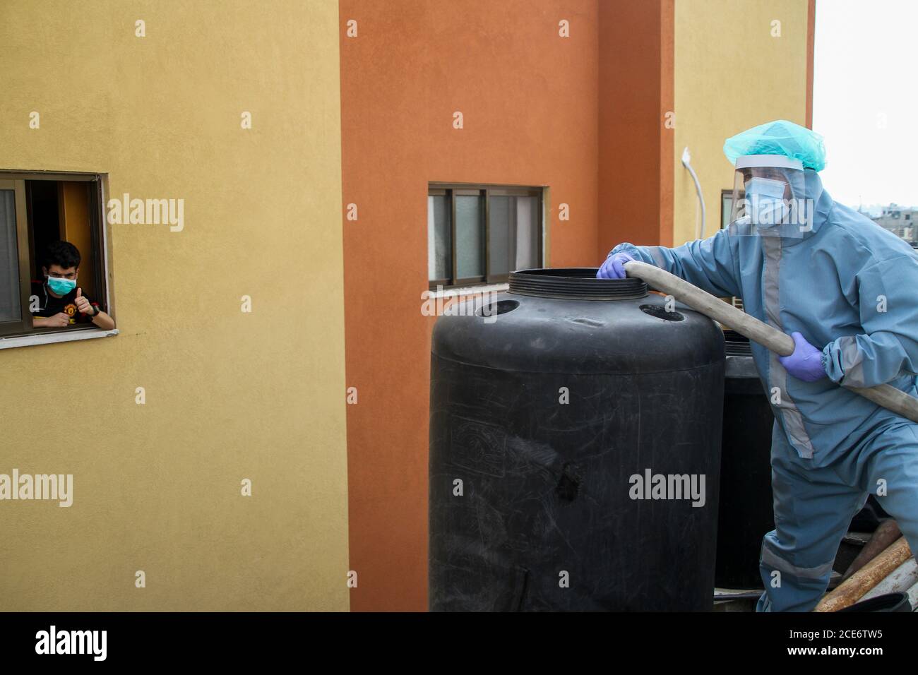 30 août 2020 : Gaza, Palestine. 30 août 2020. Les équipes palestiniennes de défense civile livrent de l'eau potable aux foyers des résidents du camp de réfugiés de Jabalia infectés par le coronavirus, car ils restent en quarantaine et ne peuvent pas récupérer de l'eau potable. Depuis que les premiers cas de coronavirus ont été détectés dans la communauté de Gaza au début de la semaine dernière, le nombre de personnes infectées a régulièrement augmenté à plus de 180 dans l'enclave palestinienne assiégée et densément peuplée. La crise aigue de l'eau dans la bande, où plus de 95 pour cent de l'eau douce ne convient pas à la consommation humaine, met en évidence le déjà grave Banque D'Images