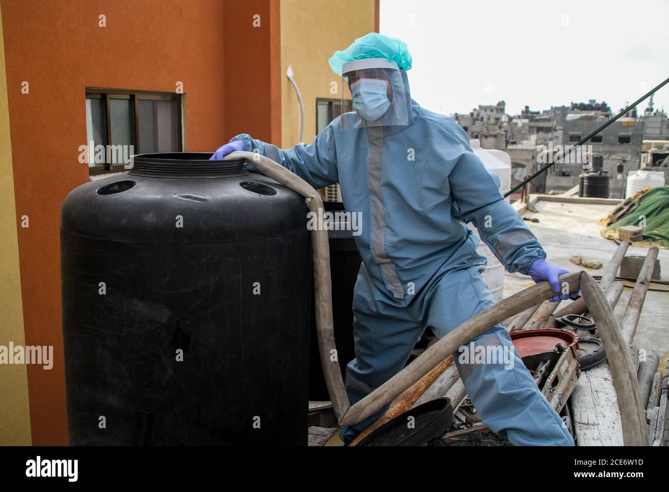 30 août 2020 : Gaza, Palestine. 30 août 2020. Les équipes palestiniennes de défense civile livrent de l'eau potable aux foyers des résidents du camp de réfugiés de Jabalia infectés par le coronavirus, car ils restent en quarantaine et ne peuvent pas récupérer de l'eau potable. Depuis que les premiers cas de coronavirus ont été détectés dans la communauté de Gaza au début de la semaine dernière, le nombre de personnes infectées a régulièrement augmenté à plus de 180 dans l'enclave palestinienne assiégée et densément peuplée. La crise aigue de l'eau dans la bande, où plus de 95 pour cent de l'eau douce ne convient pas à la consommation humaine, met en évidence le déjà grave Banque D'Images