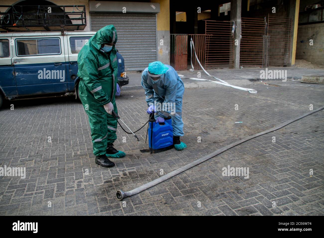 30 août 2020 : Gaza, Palestine. 30 août 2020. Les équipes palestiniennes de défense civile livrent de l'eau potable aux foyers des résidents du camp de réfugiés de Jabalia infectés par le coronavirus, car ils restent en quarantaine et ne peuvent pas récupérer de l'eau potable. Depuis que les premiers cas de coronavirus ont été détectés dans la communauté de Gaza au début de la semaine dernière, le nombre de personnes infectées a régulièrement augmenté à plus de 180 dans l'enclave palestinienne assiégée et densément peuplée. La crise aigue de l'eau dans la bande, où plus de 95 pour cent de l'eau douce ne convient pas à la consommation humaine, met en évidence le déjà grave Banque D'Images