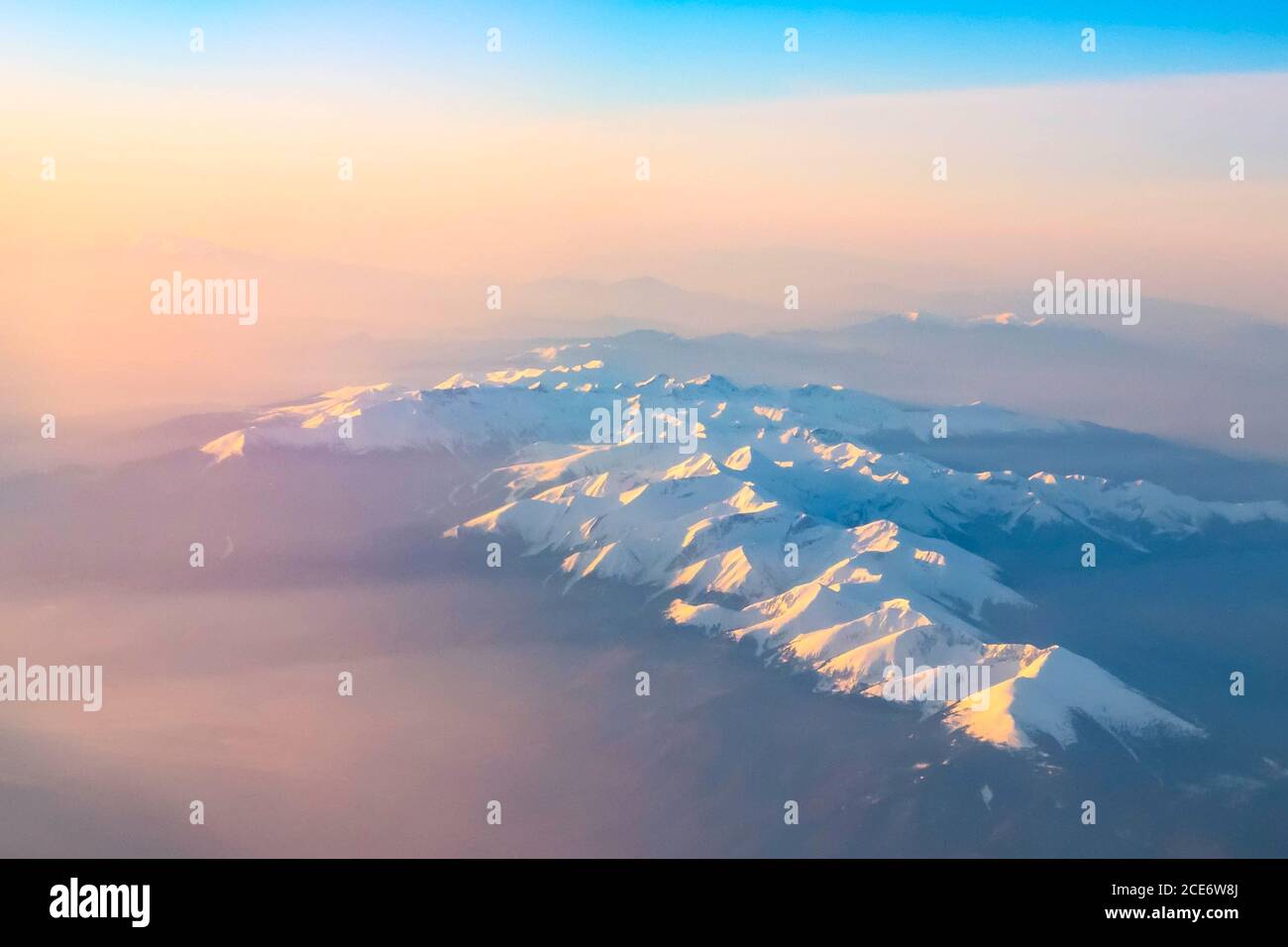 Coucher de soleil aérien, lever de soleil sur les silhouettes des montagnes Banque D'Images