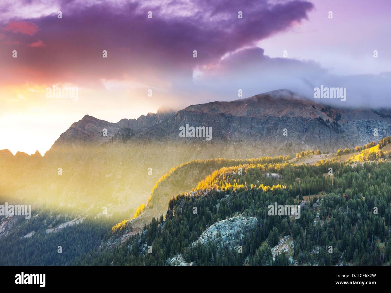 Montagnes au lever du soleil Banque D'Images