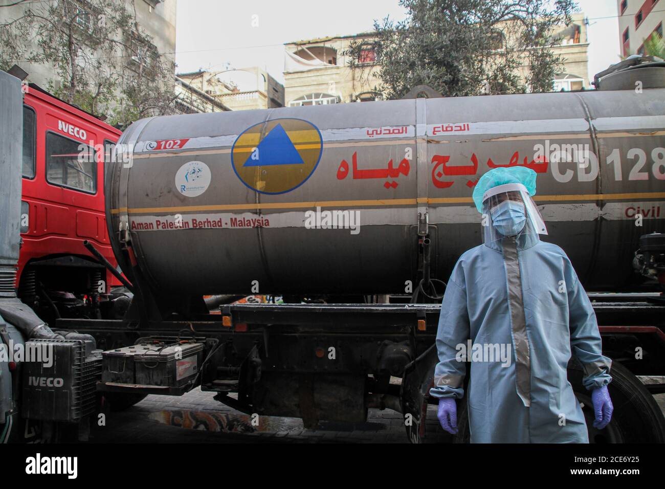 30 août 2020 : Gaza, Palestine. 30 août 2020. Les équipes palestiniennes de défense civile livrent de l'eau potable aux foyers des résidents du camp de réfugiés de Jabalia infectés par le coronavirus, car ils restent en quarantaine et ne peuvent pas récupérer de l'eau potable. Depuis que les premiers cas de coronavirus ont été détectés dans la communauté de Gaza au début de la semaine dernière, le nombre de personnes infectées a régulièrement augmenté à plus de 180 dans l'enclave palestinienne assiégée et densément peuplée. La crise aigue de l'eau dans la bande, où plus de 95 pour cent de l'eau douce ne convient pas à la consommation humaine, met en évidence le déjà grave Banque D'Images