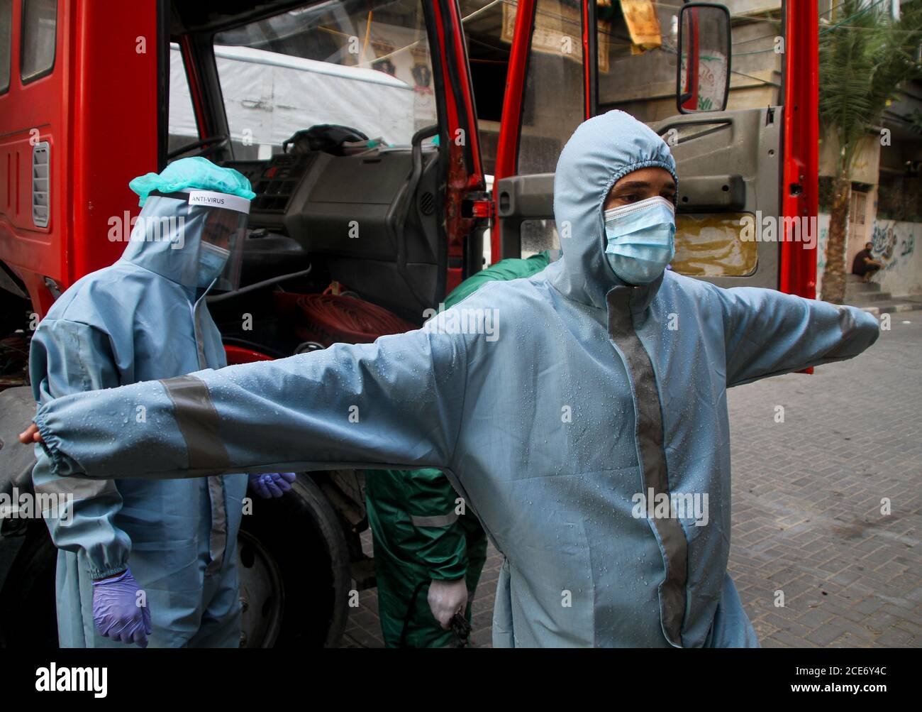 30 août 2020 : Gaza, Palestine. 30 août 2020. Les équipes palestiniennes de défense civile livrent de l'eau potable aux foyers des résidents du camp de réfugiés de Jabalia infectés par le coronavirus, car ils restent en quarantaine et ne peuvent pas récupérer de l'eau potable. Depuis que les premiers cas de coronavirus ont été détectés dans la communauté de Gaza au début de la semaine dernière, le nombre de personnes infectées a régulièrement augmenté à plus de 180 dans l'enclave palestinienne assiégée et densément peuplée. La crise aigue de l'eau dans la bande, où plus de 95 pour cent de l'eau douce ne convient pas à la consommation humaine, met en évidence le déjà grave Banque D'Images