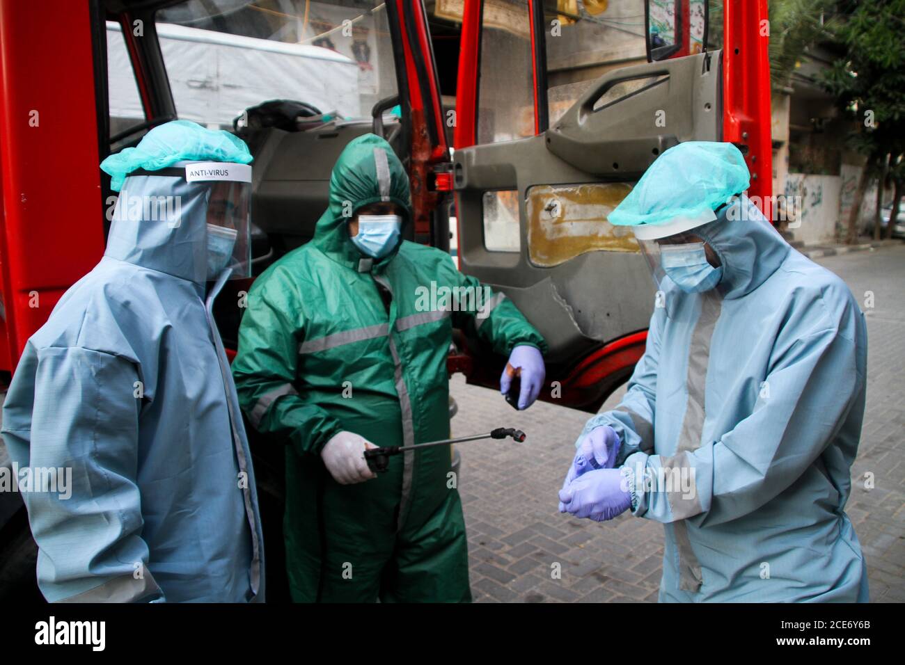 30 août 2020 : Gaza, Palestine. 30 août 2020. Les équipes palestiniennes de défense civile livrent de l'eau potable aux foyers des résidents du camp de réfugiés de Jabalia infectés par le coronavirus, car ils restent en quarantaine et ne peuvent pas récupérer de l'eau potable. Depuis que les premiers cas de coronavirus ont été détectés dans la communauté de Gaza au début de la semaine dernière, le nombre de personnes infectées a régulièrement augmenté à plus de 180 dans l'enclave palestinienne assiégée et densément peuplée. La crise aigue de l'eau dans la bande, où plus de 95 pour cent de l'eau douce ne convient pas à la consommation humaine, met en évidence le déjà grave Banque D'Images