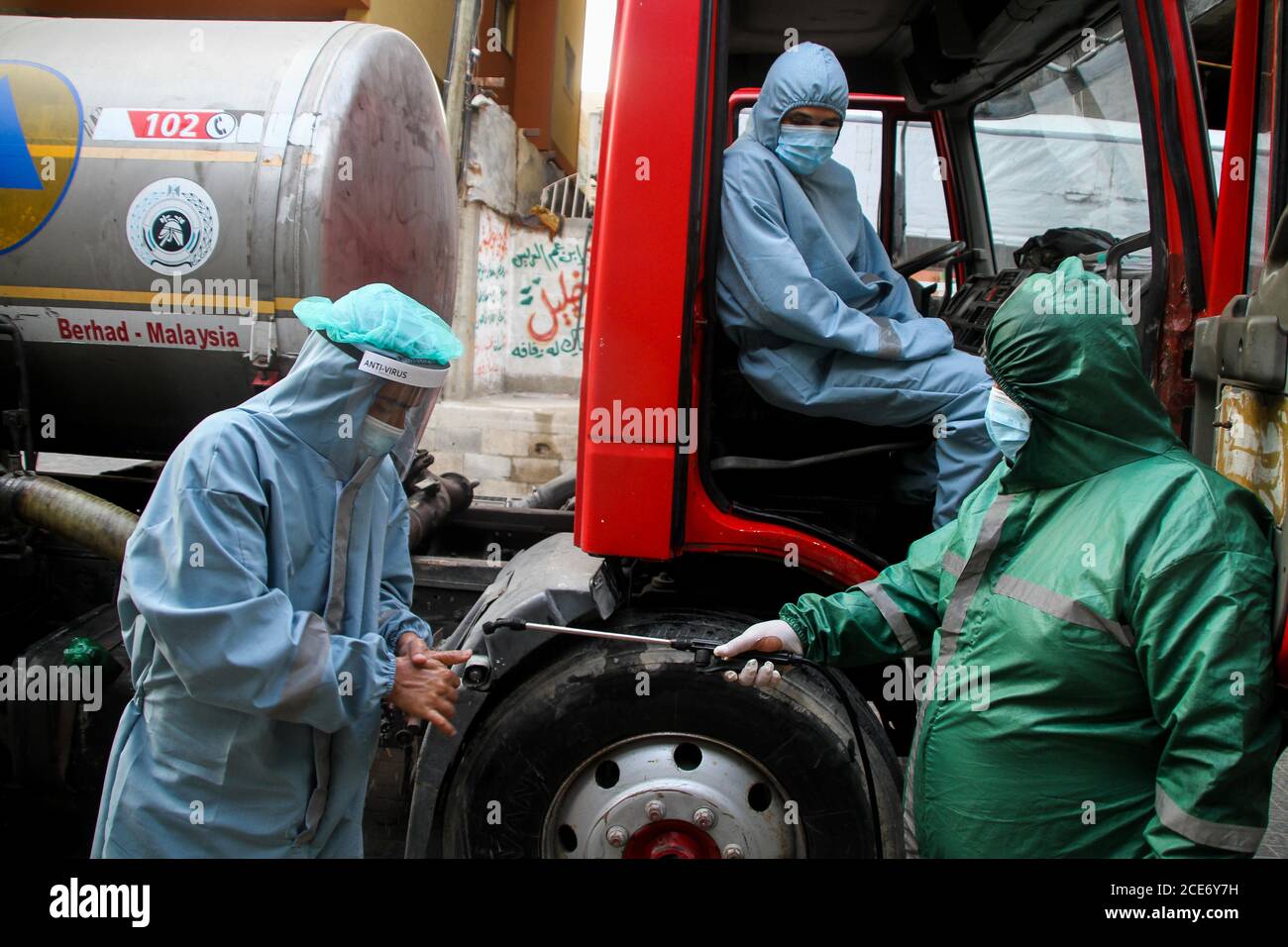 30 août 2020 : Gaza, Palestine. 30 août 2020. Les équipes palestiniennes de défense civile livrent de l'eau potable aux foyers des résidents du camp de réfugiés de Jabalia infectés par le coronavirus, car ils restent en quarantaine et ne peuvent pas récupérer de l'eau potable. Depuis que les premiers cas de coronavirus ont été détectés dans la communauté de Gaza au début de la semaine dernière, le nombre de personnes infectées a régulièrement augmenté à plus de 180 dans l'enclave palestinienne assiégée et densément peuplée. La crise aigue de l'eau dans la bande, où plus de 95 pour cent de l'eau douce ne convient pas à la consommation humaine, met en évidence le déjà grave Banque D'Images