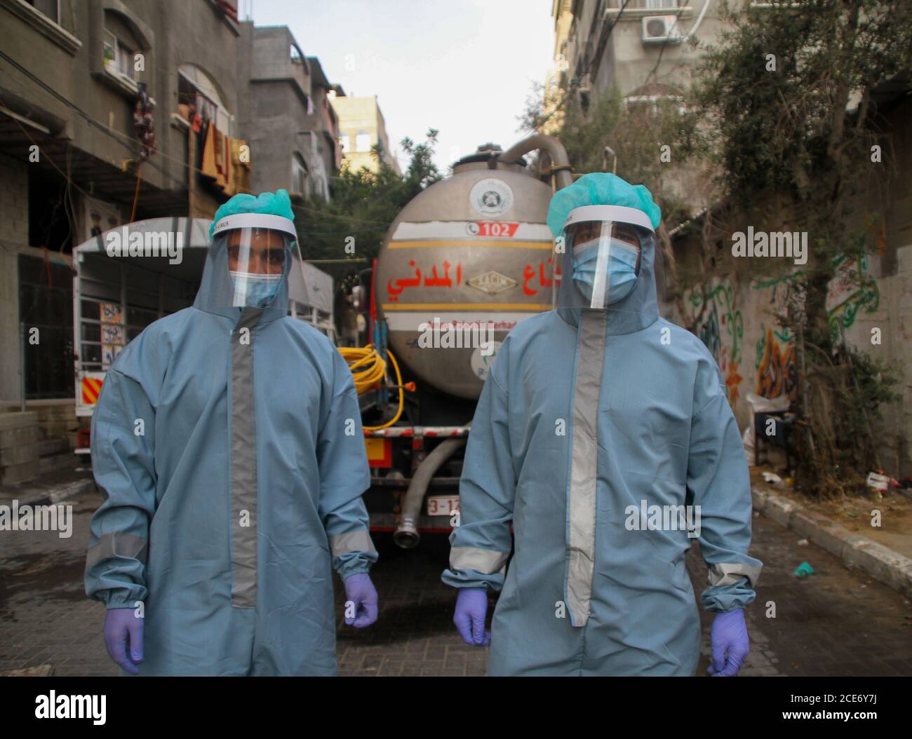 30 août 2020 : Gaza, Palestine. 30 août 2020. Les équipes palestiniennes de défense civile livrent de l'eau potable aux foyers des résidents du camp de réfugiés de Jabalia infectés par le coronavirus, car ils restent en quarantaine et ne peuvent pas récupérer de l'eau potable. Depuis que les premiers cas de coronavirus ont été détectés dans la communauté de Gaza au début de la semaine dernière, le nombre de personnes infectées a régulièrement augmenté à plus de 180 dans l'enclave palestinienne assiégée et densément peuplée. La crise aigue de l'eau dans la bande, où plus de 95 pour cent de l'eau douce ne convient pas à la consommation humaine, met en évidence le déjà grave Banque D'Images