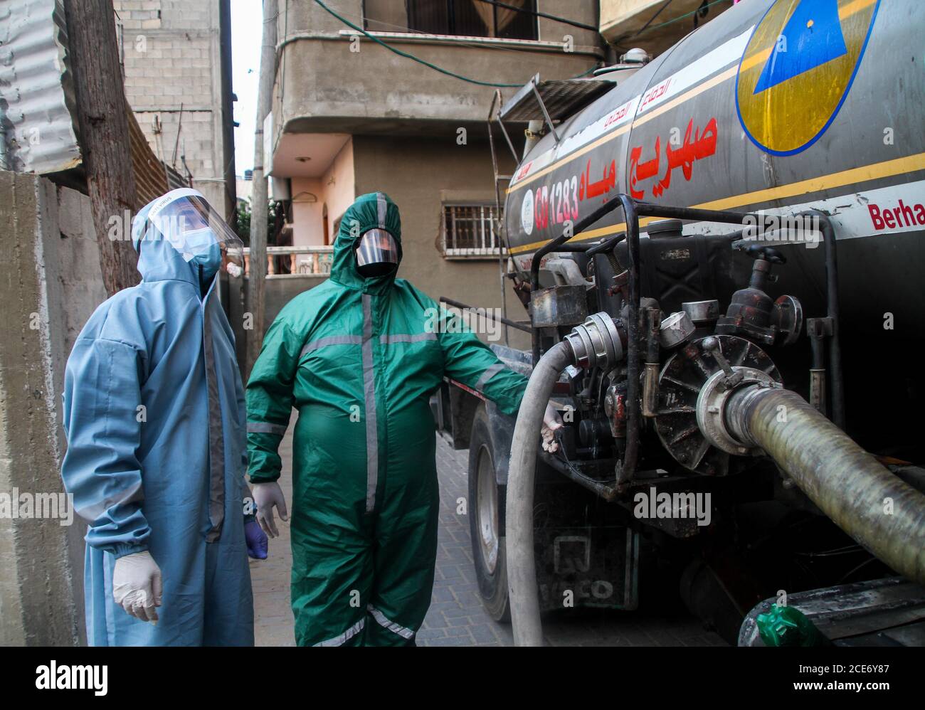 30 août 2020 : Gaza, Palestine. 30 août 2020. Les équipes palestiniennes de défense civile livrent de l'eau potable aux foyers des résidents du camp de réfugiés de Jabalia infectés par le coronavirus, car ils restent en quarantaine et ne peuvent pas récupérer de l'eau potable. Depuis que les premiers cas de coronavirus ont été détectés dans la communauté de Gaza au début de la semaine dernière, le nombre de personnes infectées a régulièrement augmenté à plus de 180 dans l'enclave palestinienne assiégée et densément peuplée. La crise aigue de l'eau dans la bande, où plus de 95 pour cent de l'eau douce ne convient pas à la consommation humaine, met en évidence le déjà grave Banque D'Images