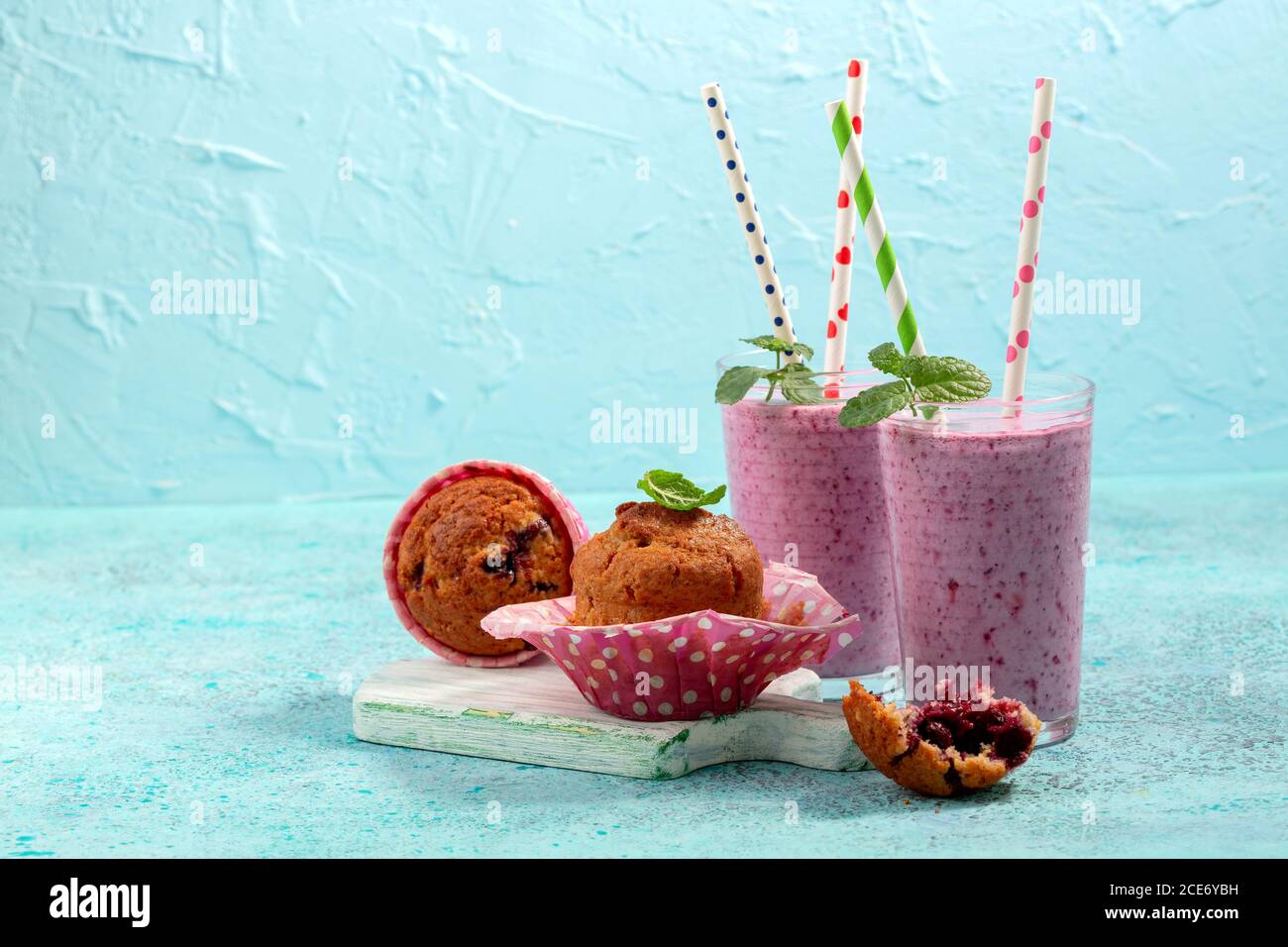 Muffins faits maison avec cassis et milkshake aux baies. Banque D'Images