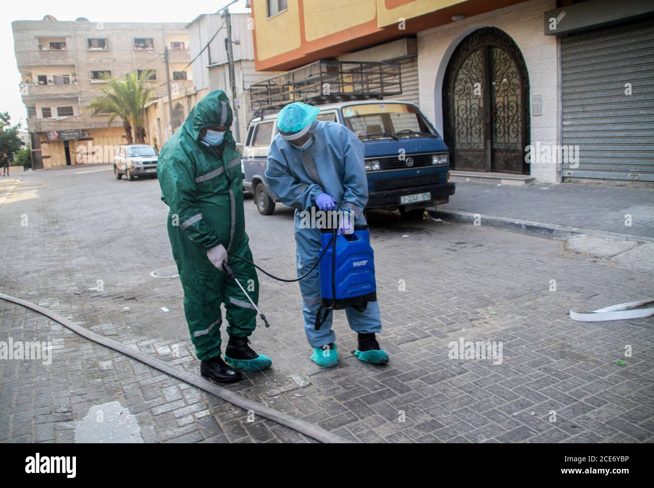 30 août 2020 : Gaza, Palestine. 30 août 2020. Les équipes palestiniennes de défense civile livrent de l'eau potable aux foyers des résidents du camp de réfugiés de Jabalia infectés par le coronavirus, car ils restent en quarantaine et ne peuvent pas récupérer de l'eau potable. Depuis que les premiers cas de coronavirus ont été détectés dans la communauté de Gaza au début de la semaine dernière, le nombre de personnes infectées a régulièrement augmenté à plus de 180 dans l'enclave palestinienne assiégée et densément peuplée. La crise aigue de l'eau dans la bande, où plus de 95 pour cent de l'eau douce ne convient pas à la consommation humaine, met en évidence le déjà grave Banque D'Images