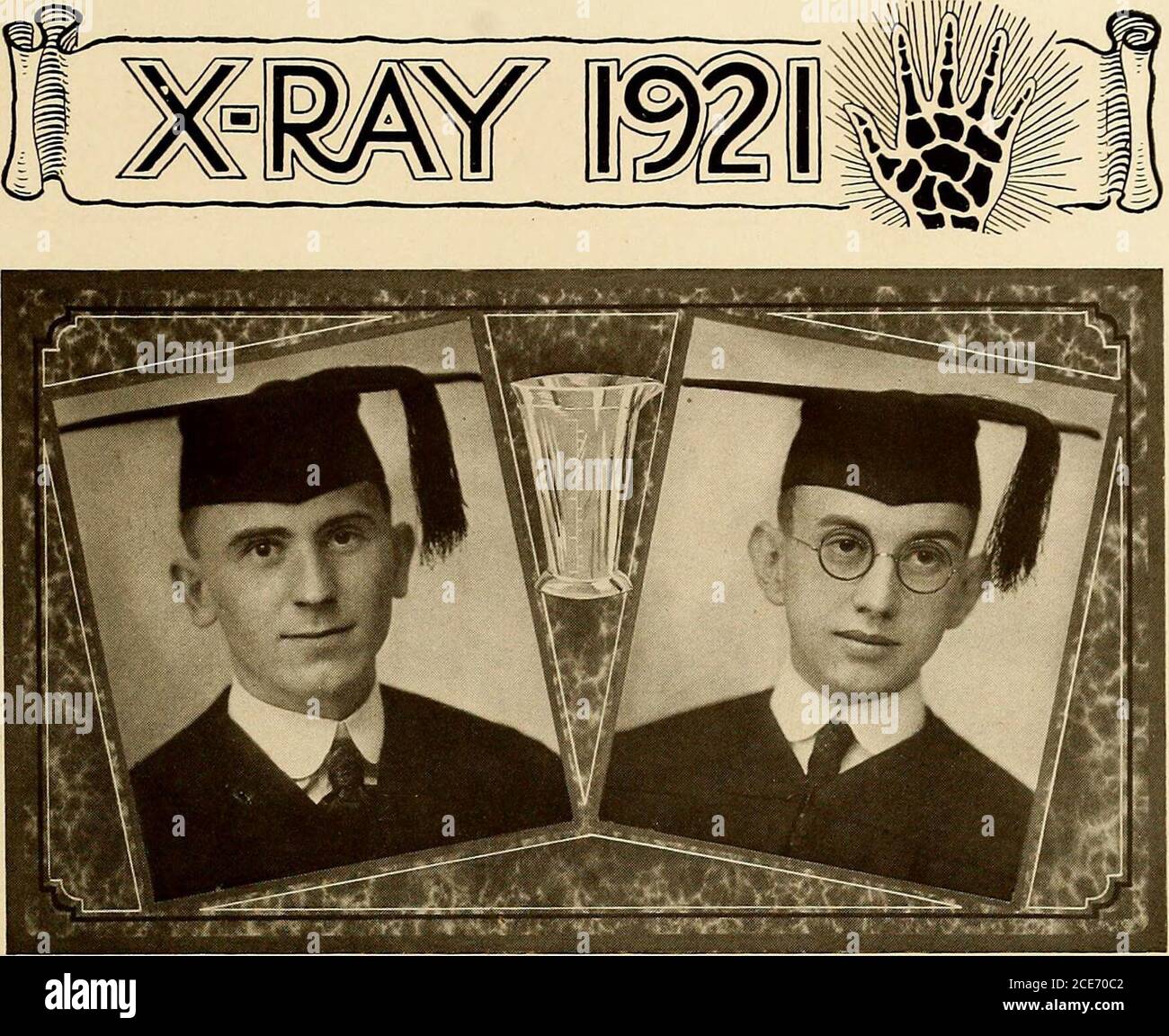 . Rayons X . 113 ^m(^ senior ^jjarmacp Classi OFFICIERS M. P. KelleyPrésident A. B. CheathamVice-Président J. G. ThomasSecrétaire-Trésorier Margaret SavageHonor Conseil 114. JACK SCOTT ADAMSClarktown, Va.Jack âge 25. Cheetbane TrainingSchool; Association pharmaceutique. La vie est un jest et toutes les choses le montrent, j'ai pensé ainsi une fois, mais maintenant je le sais. Jack est une sorte de fellowqui se fait toujours sourire, et se présente aussi sage qu'un hibou. Ne laissez pas ses regards vous égarer cependant, car il a une partie dans l'amusement et les thats malins à flot. Il semble n'avoir pas de dessins sur les justes, pour allattem Banque D'Images