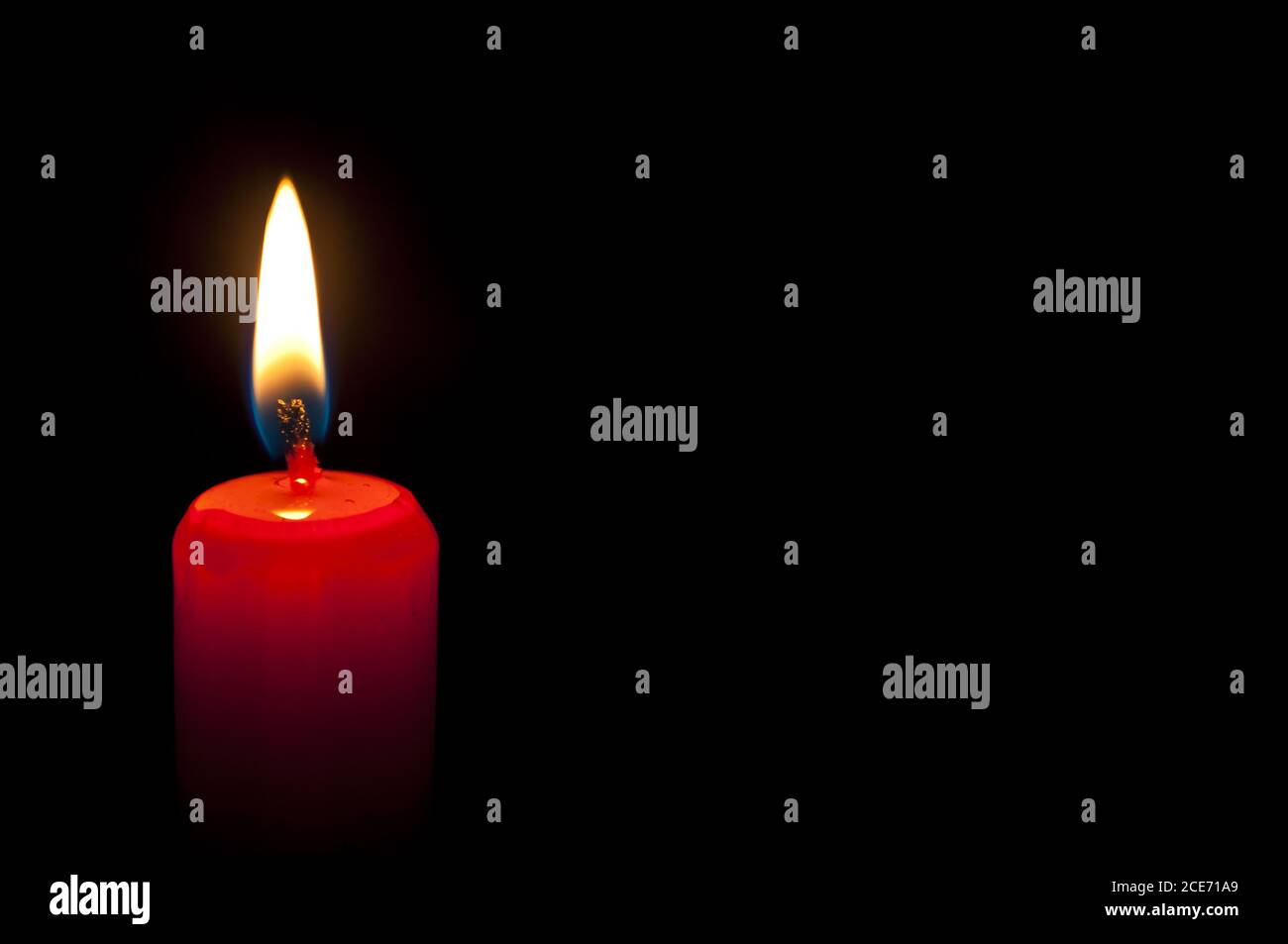 Une bougie rouge pour Noël Banque D'Images