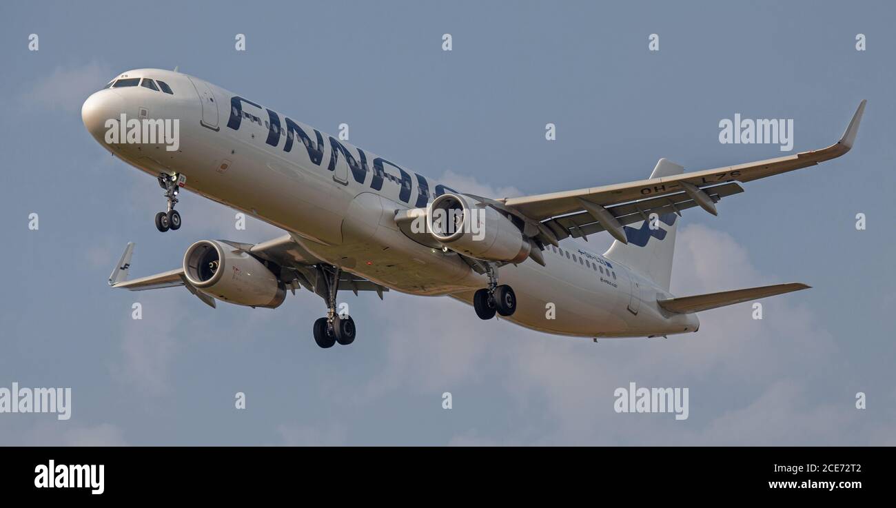 Finnair Airbus a321 OH-LZS sur l'approche finale de l'aéroport de Londres-Heathrow LHR Banque D'Images