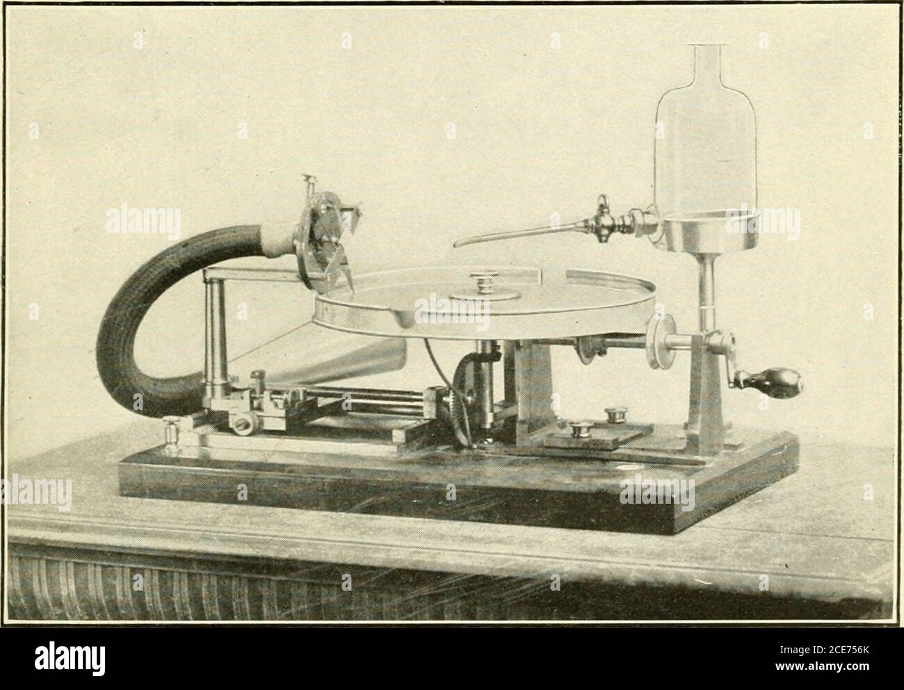 . Rapport annuel du Conseil d'administration de la Smithsonian institution . Figure 1—appareil, 1887-88. La machine à cylindre sur le premier enregistrement gramophone Whieli a été faite en 1887 fourni par E. Berliner. Photographie. Figure 2.—enregistreur, 1889.Photographie fournie par K. Berliner. LE GEAMOPHONE REDIE. 213 une couche de noir lampblack, ou autre substance qui pourrait être facilement redéplacée par le point du stylet. Il a fourni un diaphragme, C,qui a été tenu par ses bords dans un boîtier, D, et au centre de thisdiaphragme il a attaché une extrémité du stylet d'enregistrement, E. cette barre de style a été fulminée à mi-chemin Banque D'Images