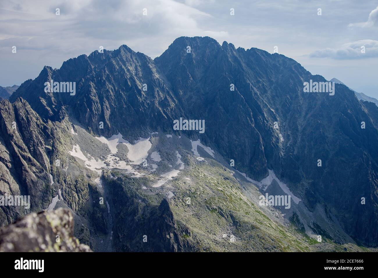 Vue du pic de Končistá sur la crête de Gerlach avec le plus haut sommet de Slovaquie le pic de Gerlach à High Tatras, Slovaquie Banque D'Images
