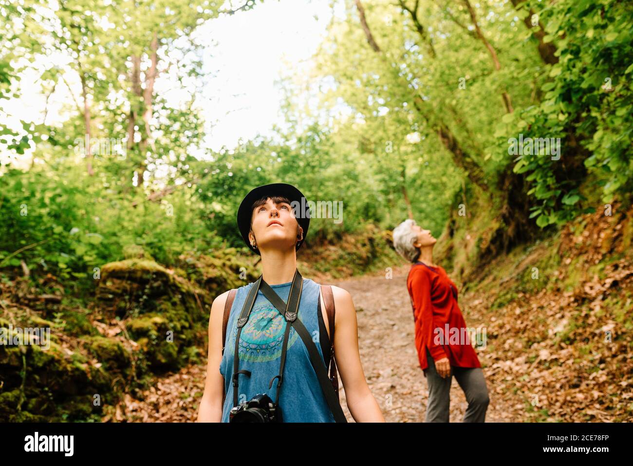 Jeune femme androgyne et femme senior admirant un paysage pittoresque woods pendant les vacances Banque D'Images