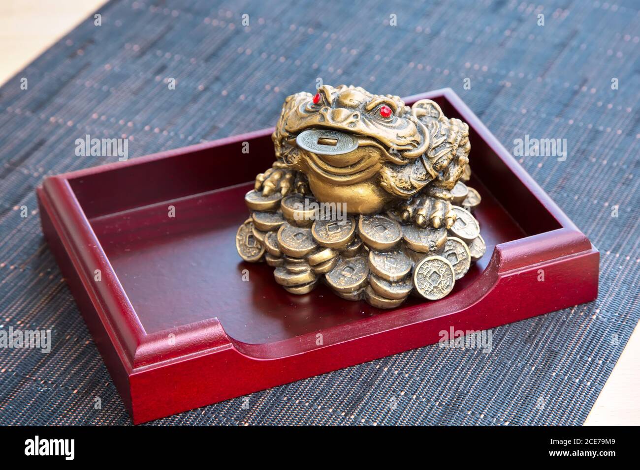 Porte bonheur feng shui composé d'une clochette et de pièces chinoises