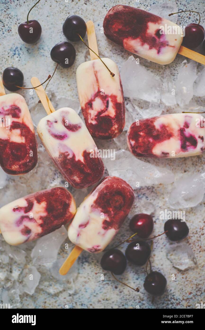 Délicieuses glaces maison à base de cerises et de crème. Banque D'Images