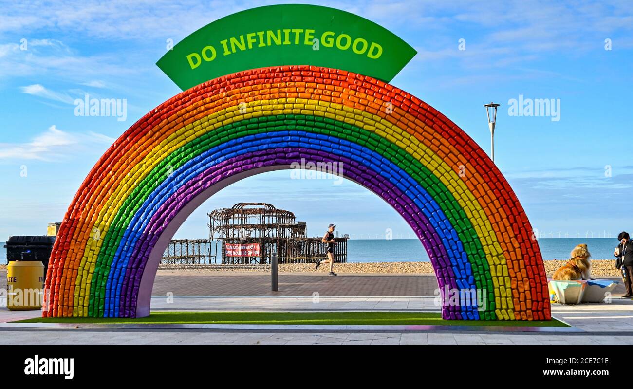 Brighton Royaume-Uni 31 août 2020 - UN coureur passe devant le tout peut compter Rainbow près de Brighton's West Pier sur une belle matinée ensoleillée pour commencer le lundi de vacances d'août. L'installation d'art est un hommage aux travailleurs clés pendant la pandémie du coronavirus et de sensibiliser à l'importance du recyclage en particulier des boîtes de boissons en aluminium.: Crédit Simon Dack / Alamy Live News Banque D'Images