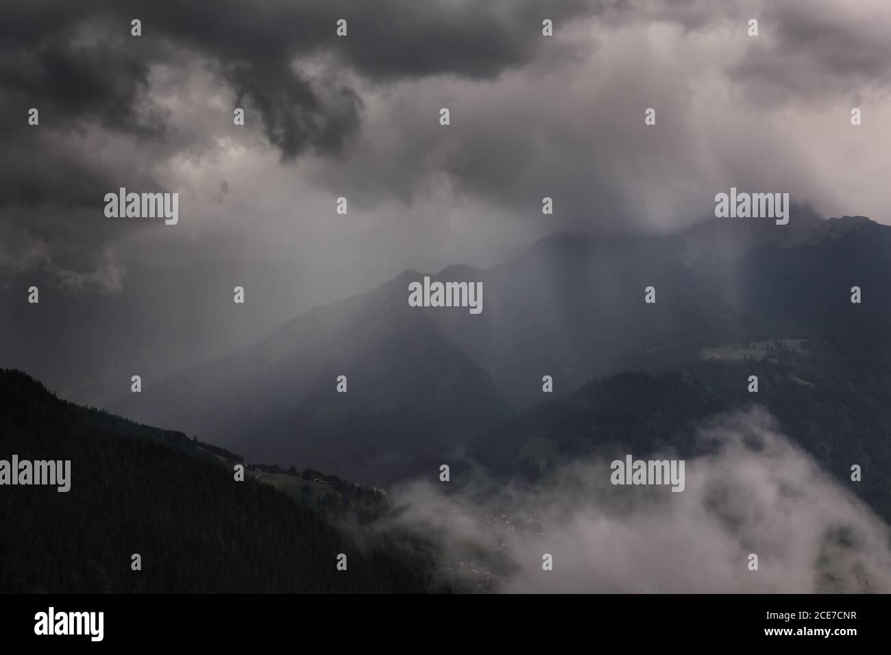 tempête spectaculaire nuages au-dessus des montagnes en été, autriche Banque D'Images