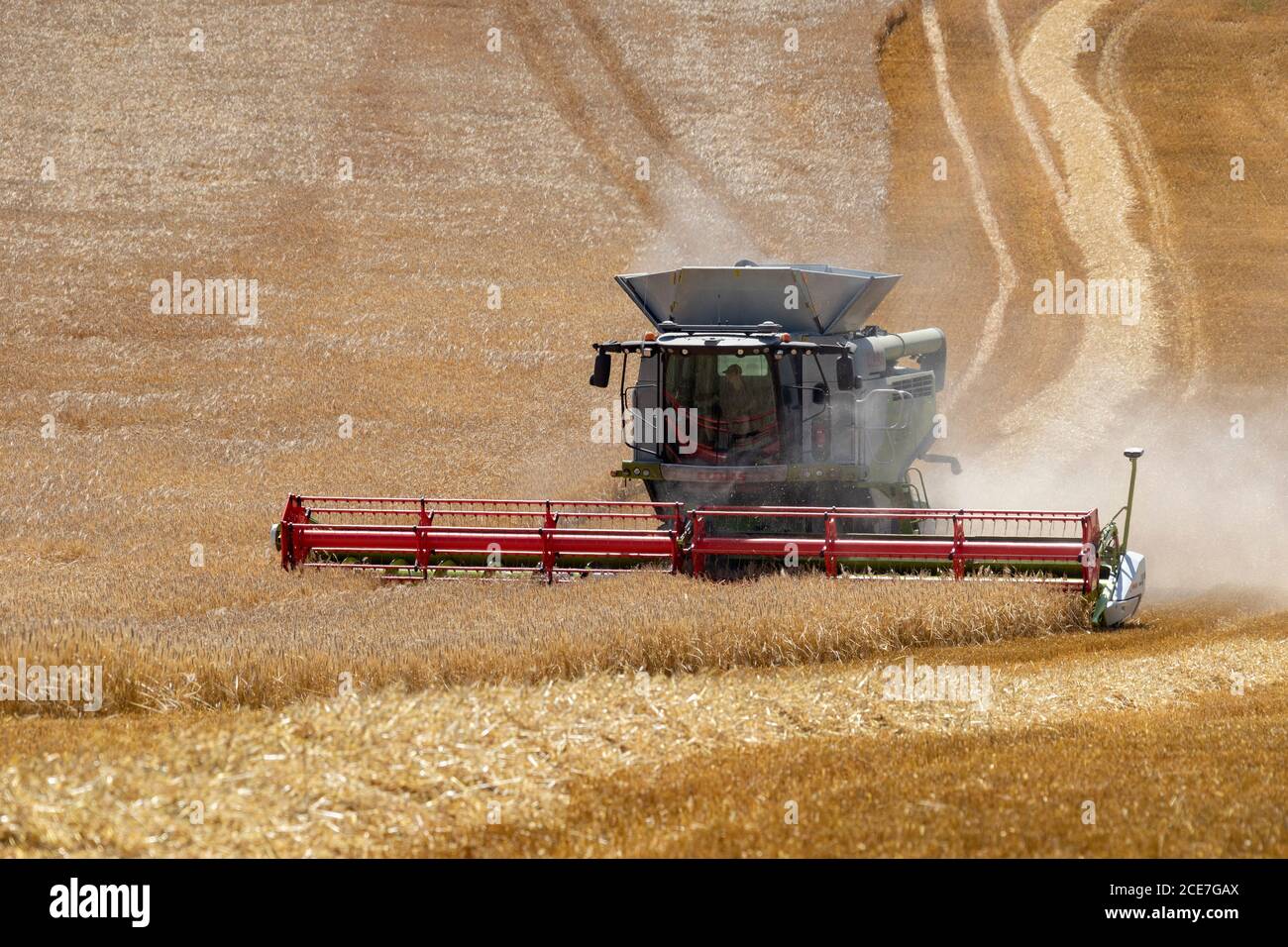 Temps de récolte - Une coupe de récolte de blé dans la campagne du nord du Yorkshire, Angleterre. Banque D'Images