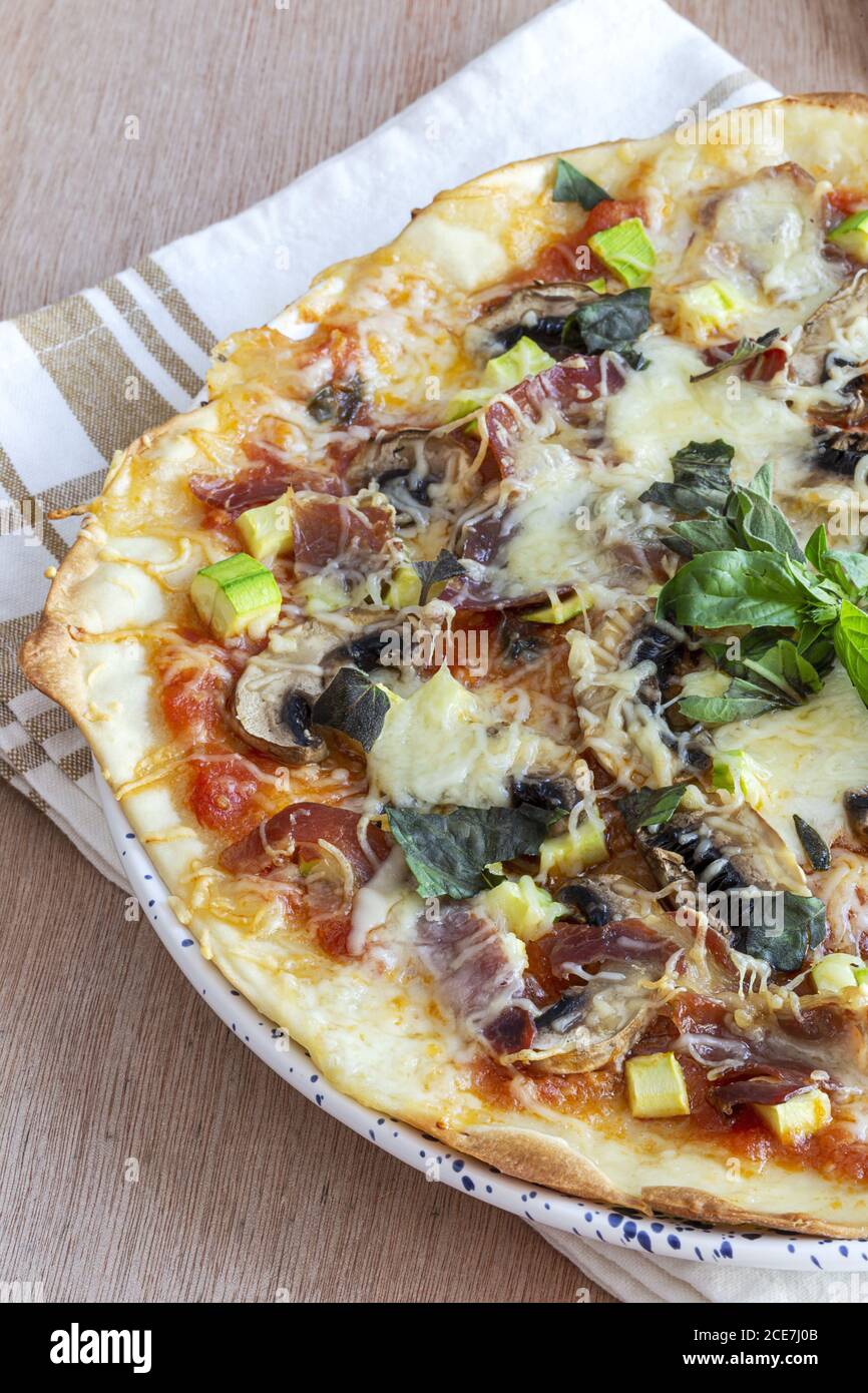 Pizza délicieuse avec fromage, champignons et jambon Banque D'Images