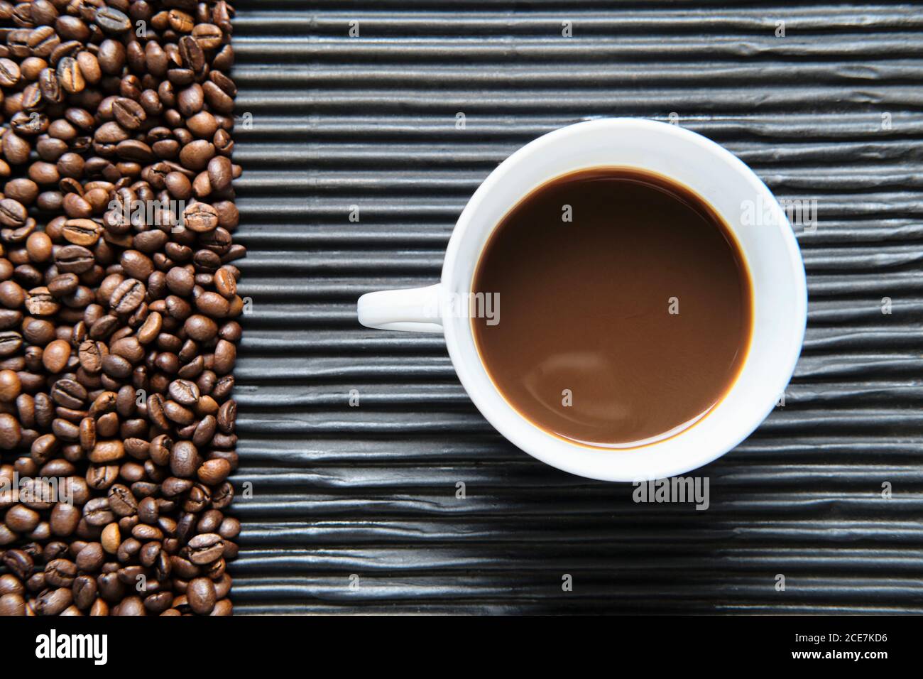 Tasse de café et grains de café sur table Banque D'Images