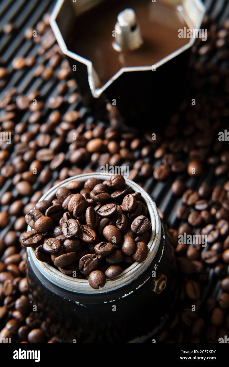 Café dans la cafetière et grains de café sur la table Banque D'Images
