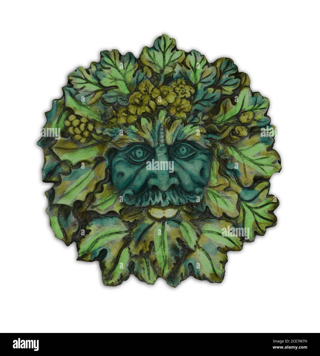Art de jardin en béton très décoratif, face de feuilles de Green Man, esprit mythique britannique des forêts, sur fond blanc Banque D'Images